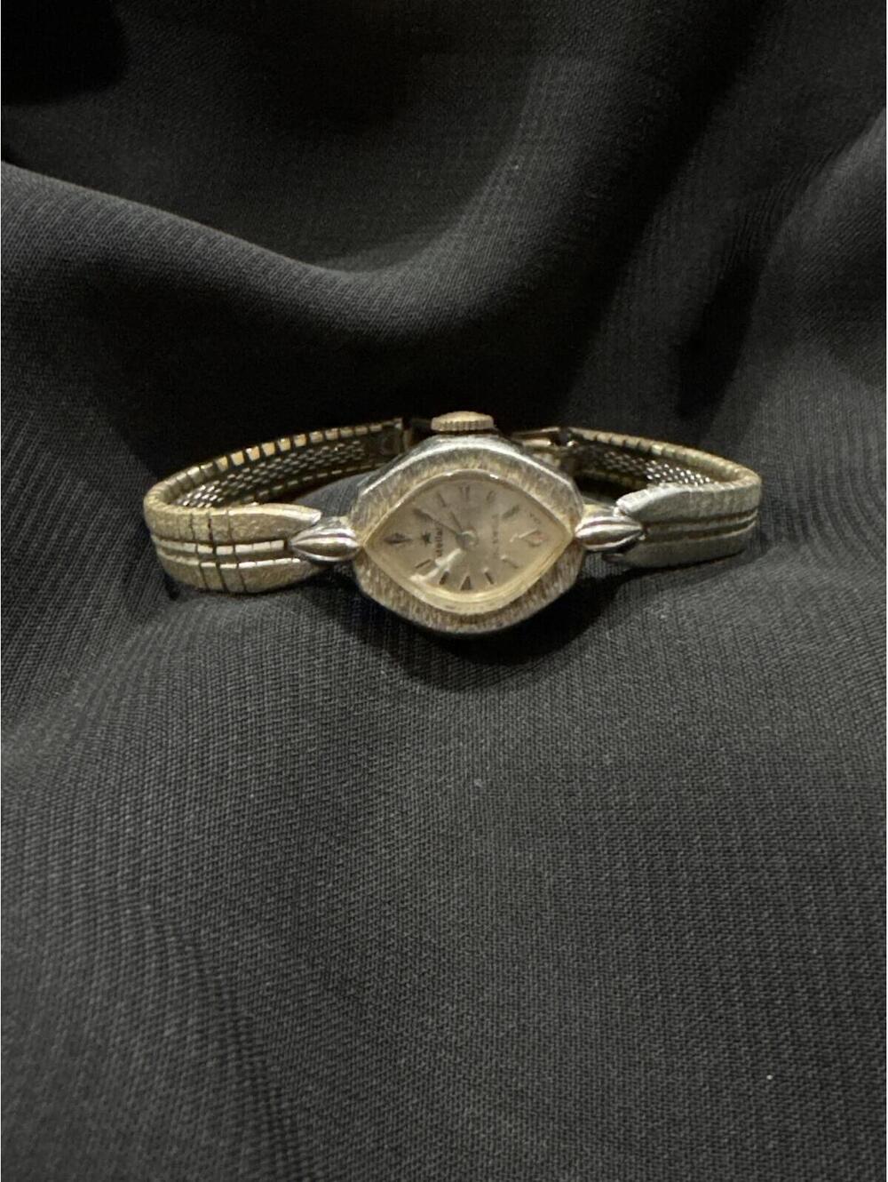 Vintage Stellar Ladies Wristwatch with Silver-Toned Metal Band